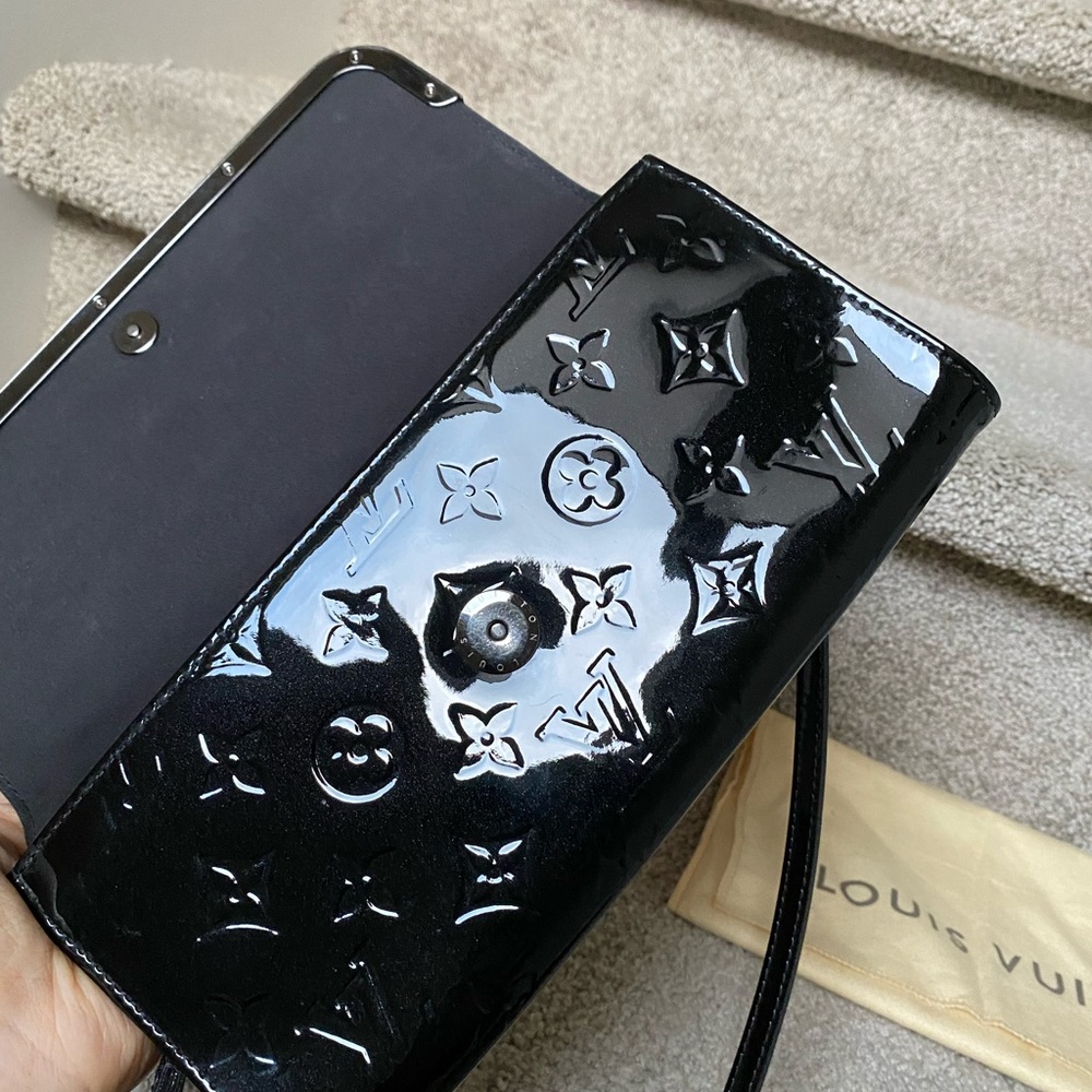 HOLD. Louis Vuitton vernis clutch with strap - Picture 8 of 12